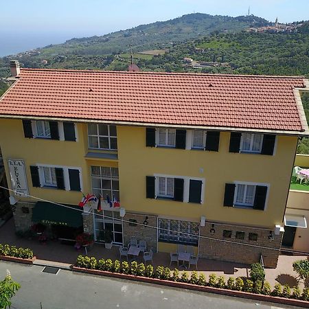 Residence Elvira Диано Марина Екстериор снимка