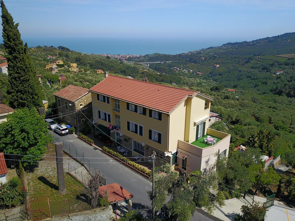 Residence Elvira Диано Марина Екстериор снимка